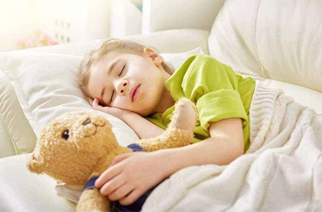Nhìn cảnh con gái ngủ cùng bố bà mẹ choáng váng quyết tâm cho ngủ riêng - 3