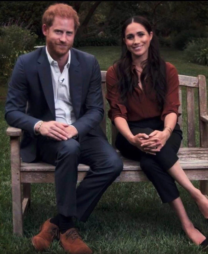 Rời hoàng gia anh meghan markle mặc bất chấp quy tắc lúc xuề xoà lúc mở gần hết cúc áo - 7