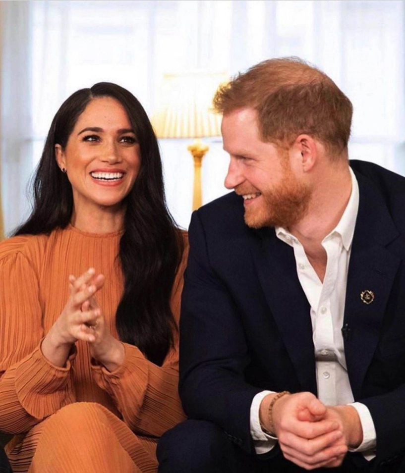 Rời hoàng gia anh meghan markle mặc bất chấp quy tắc lúc xuề xoà lúc mở gần hết cúc áo - 10