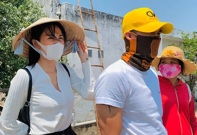 Sao việt cháy nắng sau mùa hè loạt hoa hậu da hai màu thuỷ tiên kêu trời vì hậu quả - 8