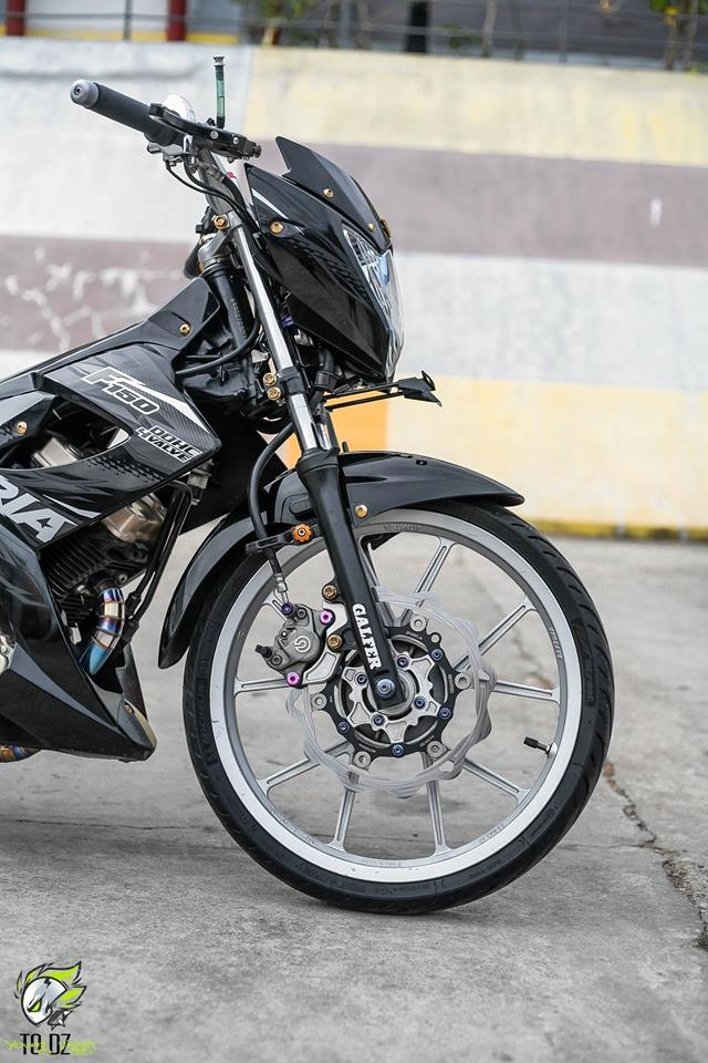 Satria 150 đen bạc nỗi bật với khối đồ chơi làm bật ngửa người nhìn - 2