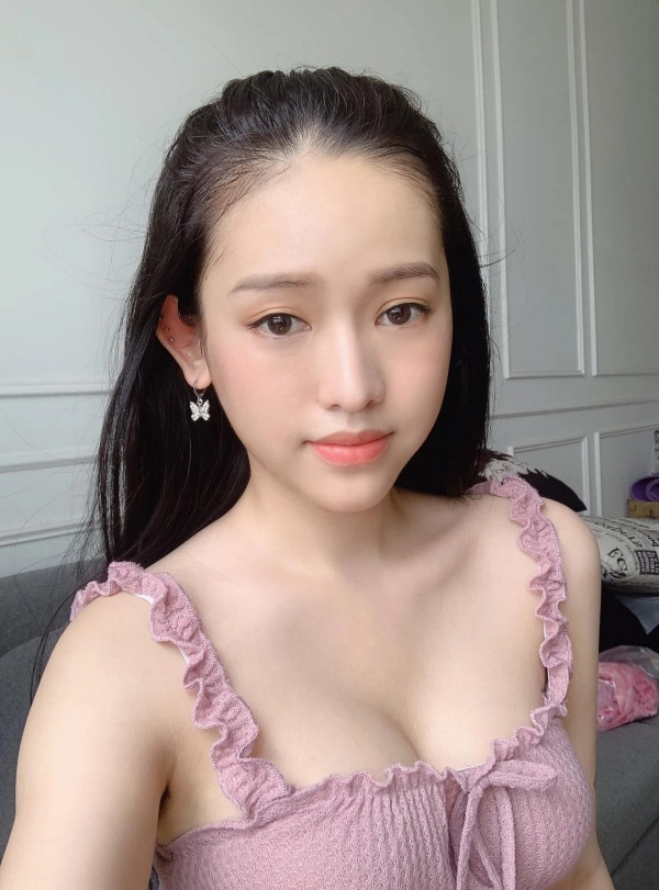 Sau thời gian mặc kín đáo hot girl thị phi thúy vi lại tiếp tục o ép vòng một - 3