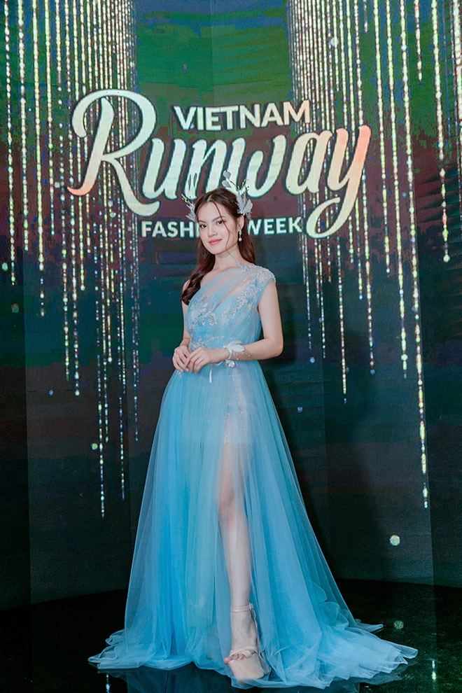 Sunny đan ngọc lột xác trong vai trò người mẫu khách mời trình diễn tại vietnam runway fashion week 2020 - 2