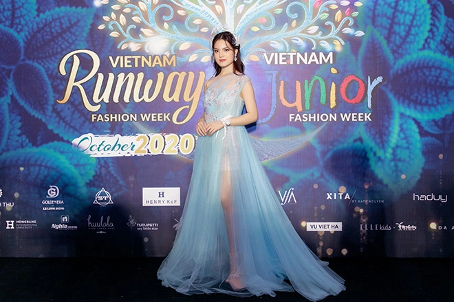 Sunny đan ngọc lột xác trong vai trò người mẫu khách mời trình diễn tại vietnam runway fashion week 2020 - 6