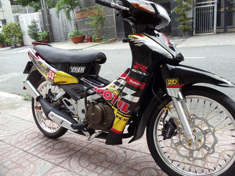 Suzuki sport huyền thoại 2 thì ẩn thân trong bộ cánh satria 2000 - 2