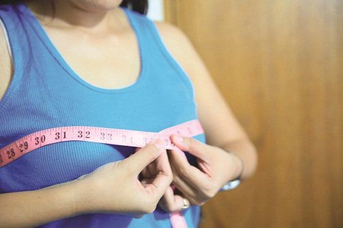 Tắm cho con gái lớp 4 mẹ chết lặng vì sự bất thường trên cơ thể - 2