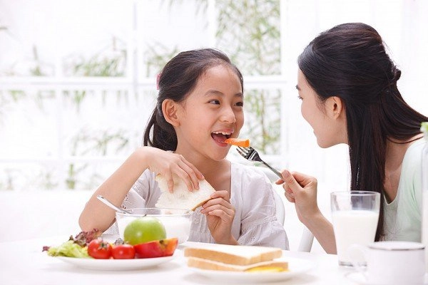 Tắm cho con gái lớp 4 mẹ chết lặng vì sự bất thường trên cơ thể - 4