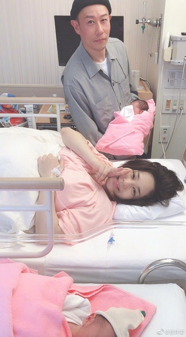 Thánh nữ jva sora aoi khoe hai con vô tình để lộ người chồng hói đầu nhìn rất quen - 4