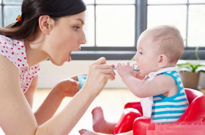 Thấy bất thường trong hộp sữa mẹ rụng rời phát hiện hành vi độc ác của nữ giúp việc - 1