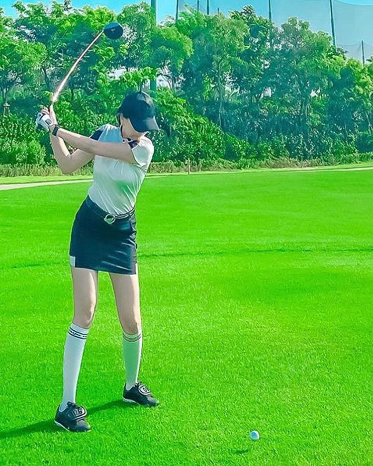 Thời trang sân golf của các mỹ nhân v-biz cùng 1 công thức nhưng mỗi người mỗi vẻ - 6