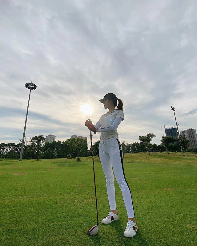 Thời trang sân golf của các mỹ nhân v-biz cùng 1 công thức nhưng mỗi người mỗi vẻ - 8