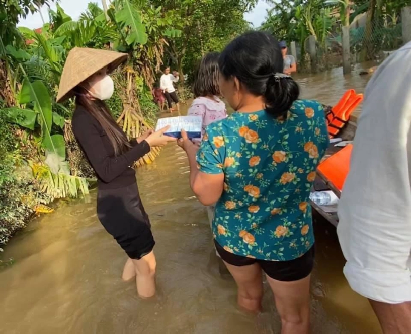 Thuỷ tiên mang 40 tỷ cứu trợ miền trung con gái lại có hành động này với người ăn xin - 1