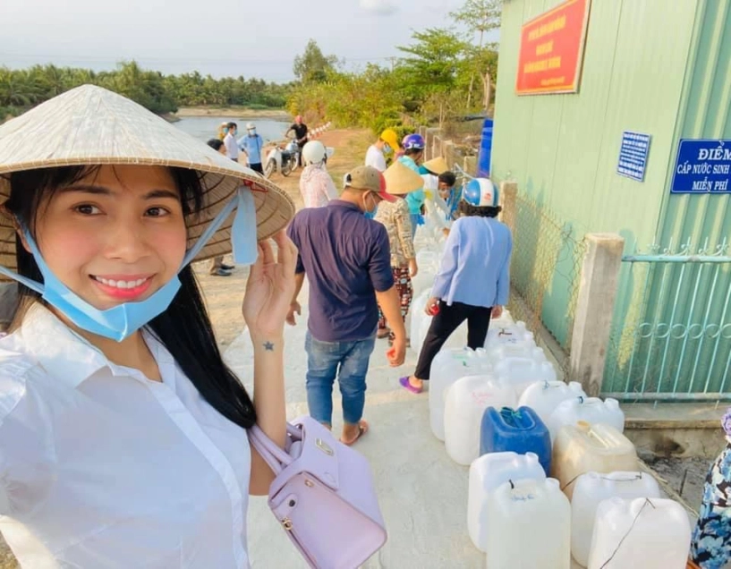 Thuỷ tiên mang 40 tỷ cứu trợ miền trung con gái lại có hành động này với người ăn xin - 3
