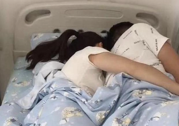 Trong phòng bệnh nhi cặp vợ chồng cho con chơi điện thoại rồi thản nhiên làm hành động đỏ mặt - 2