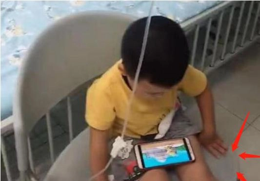 Trong phòng bệnh nhi cặp vợ chồng cho con chơi điện thoại rồi thản nhiên làm hành động đỏ mặt - 3