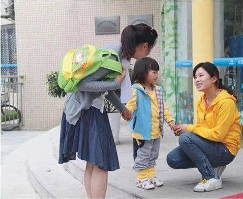 Vợ đi đón con chưa về ông bố nhận tin nhắn của cô giáo liền không thể kiềm chế - 1