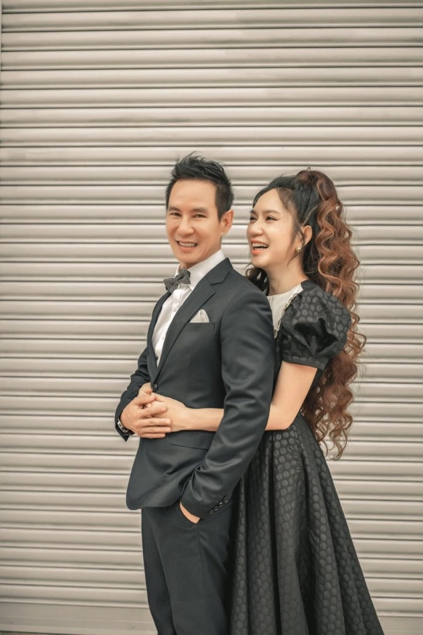10 năm ngày cưới minh hà diện váy bồng bềnh bên lý hải mẹ 4 con đẹp như công chúa - 1