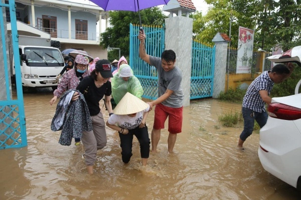 Ăn mặc giản dị đi từ thiện mỹ tâm mang dép bệt vẫn trượt ngã dưới nước - 1