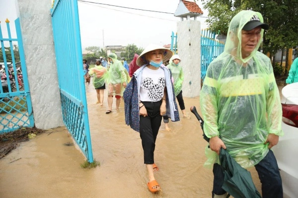 Ăn mặc giản dị đi từ thiện mỹ tâm mang dép bệt vẫn trượt ngã dưới nước - 6