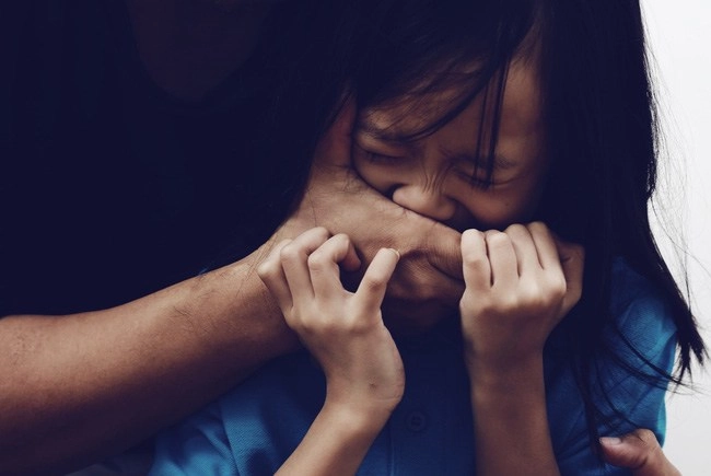 Bố đưa con gái vào toilet trên tàu mãi không ra nhân viên vào tìm thấy cảnh tượng hãi hùng - 2