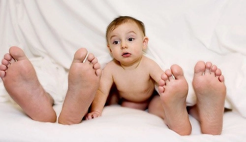 bố sao bố lại nằm đè lên mẹ làm mẹ đau mẹ lúng túng bố trả lời ai cũng phục - 1