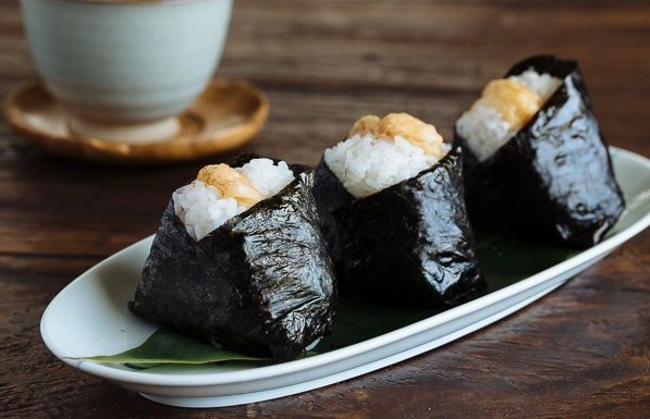 Cách làm cơm cuộn rong biển kimbap hàn quốc thơm ngon không bị khô - 12