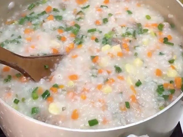 Cách nấu cháo thịt bò hạt sen tuy đơn giản mà thơm ngon bất ngờ - 1