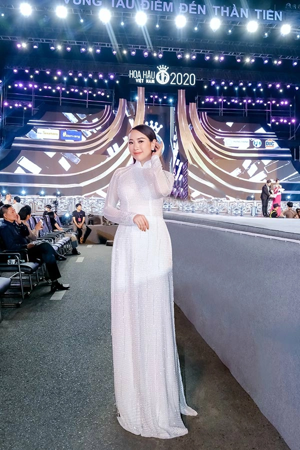Ceo hoàng tuyết mai duyên dáng trong trang phục áo dài đọ sắc cùng dàn thí sinh hhvn 2020 - 1