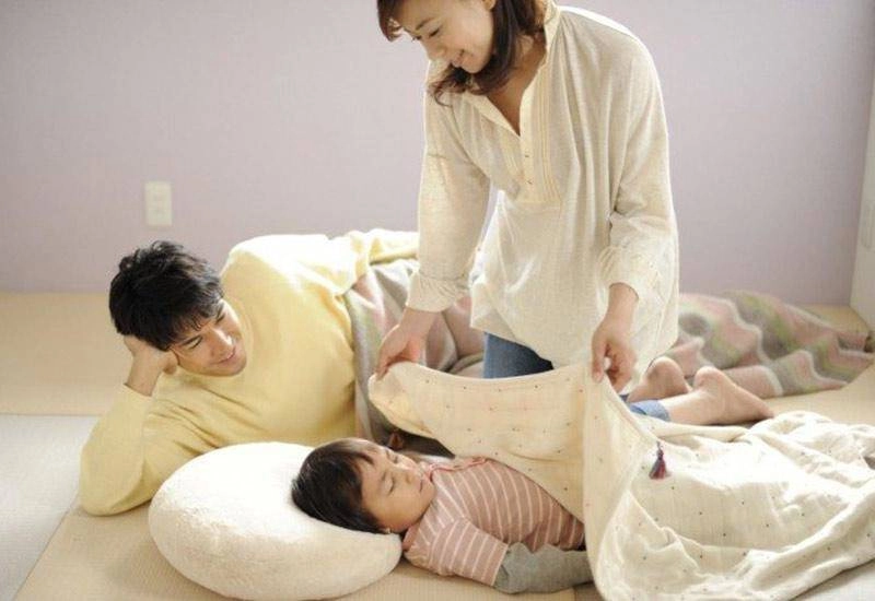 Cho con ngủ chung giường với bố mẹ kết quả 10 năm sau khiến ai cũng kinh ngạc - 1