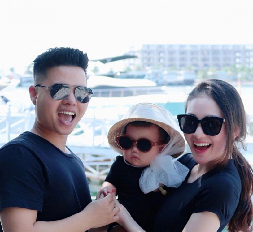 Con 8 tháng cô dâu 200 cây vàng diện bikini dây trên du thuyền làm mẹ vẫn quá sang chảnh - 4
