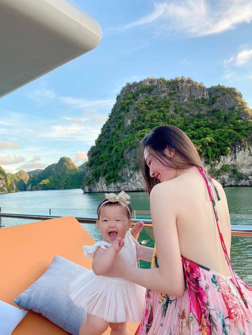 Con 8 tháng cô dâu 200 cây vàng diện bikini dây trên du thuyền làm mẹ vẫn quá sang chảnh - 8
