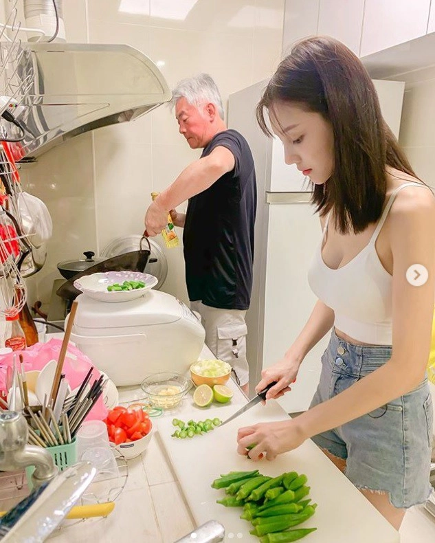 Con gái dậy thì xinh đẹp diện quần ngắn nấu ăn trong bếp cư dân mạng bố sướng quá - 1