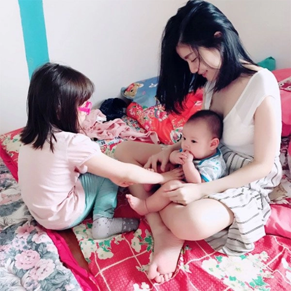 Cứ cho con bú là bố chồng đến đứng bên cạnh nàng dâu 9x bất lực vì chồng không tin - 3