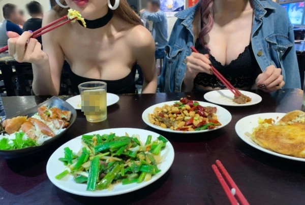 Đi ăn nhà hàng hai nữ pg làm người nhìn toát mồ hôi vì trang phục khoét trên hở dưới - 3