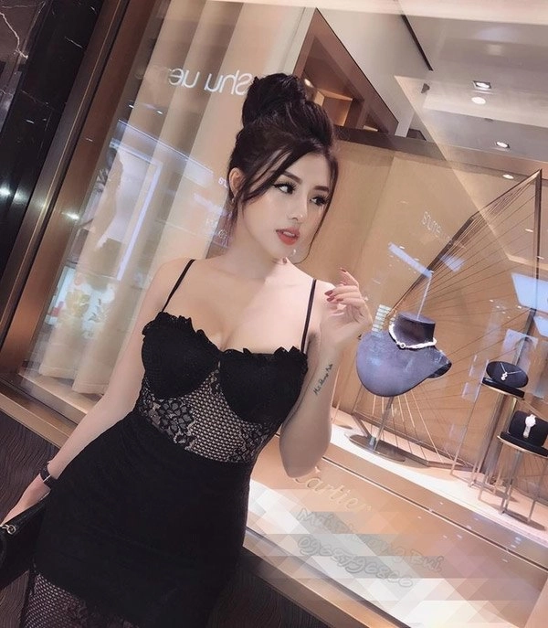 Đi ăn nhà hàng hai nữ pg làm người nhìn toát mồ hôi vì trang phục khoét trên hở dưới - 11