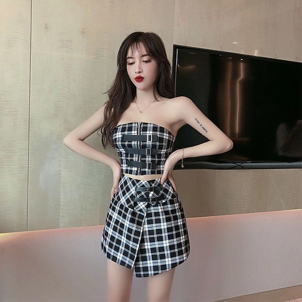 Đi ăn nhà hàng hai nữ pg làm người nhìn toát mồ hôi vì trang phục khoét trên hở dưới - 12