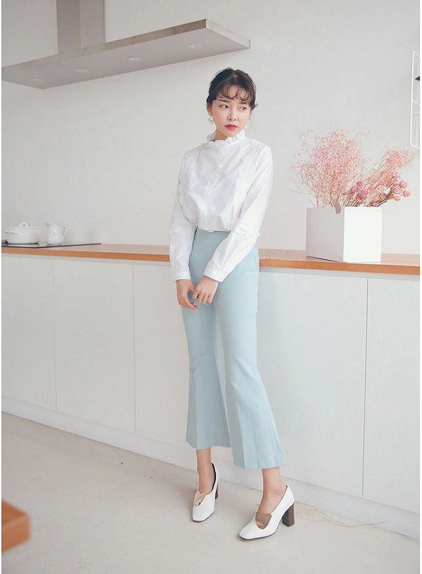Đi ăn nhà hàng hai nữ pg làm người nhìn toát mồ hôi vì trang phục khoét trên hở dưới - 15