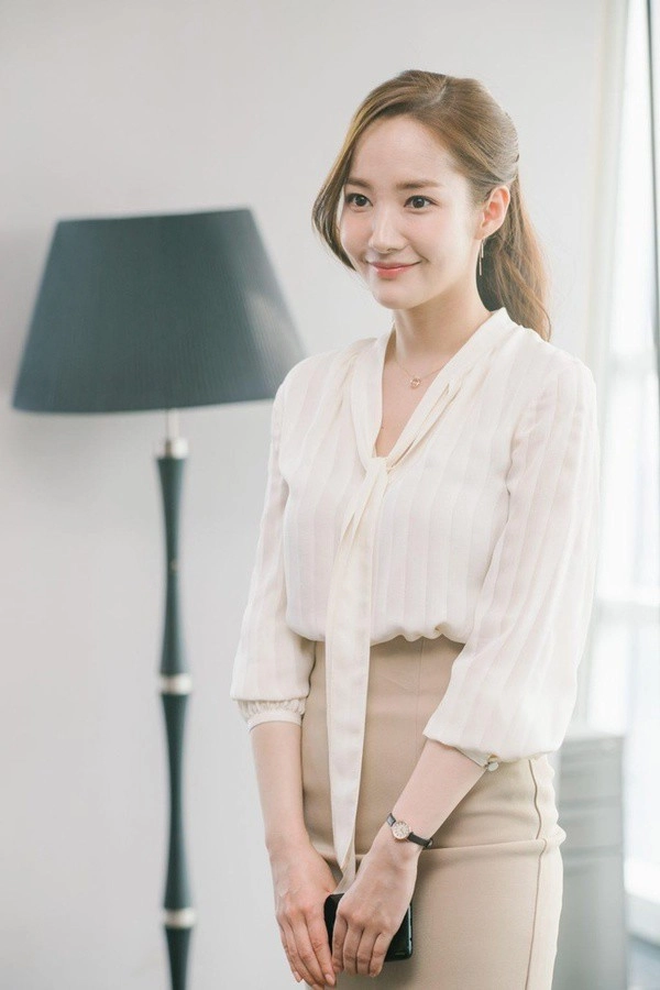 Đi ăn nhà hàng hai nữ pg làm người nhìn toát mồ hôi vì trang phục khoét trên hở dưới - 16