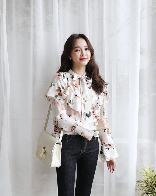 Đi ăn nhà hàng hai nữ pg làm người nhìn toát mồ hôi vì trang phục khoét trên hở dưới - 18