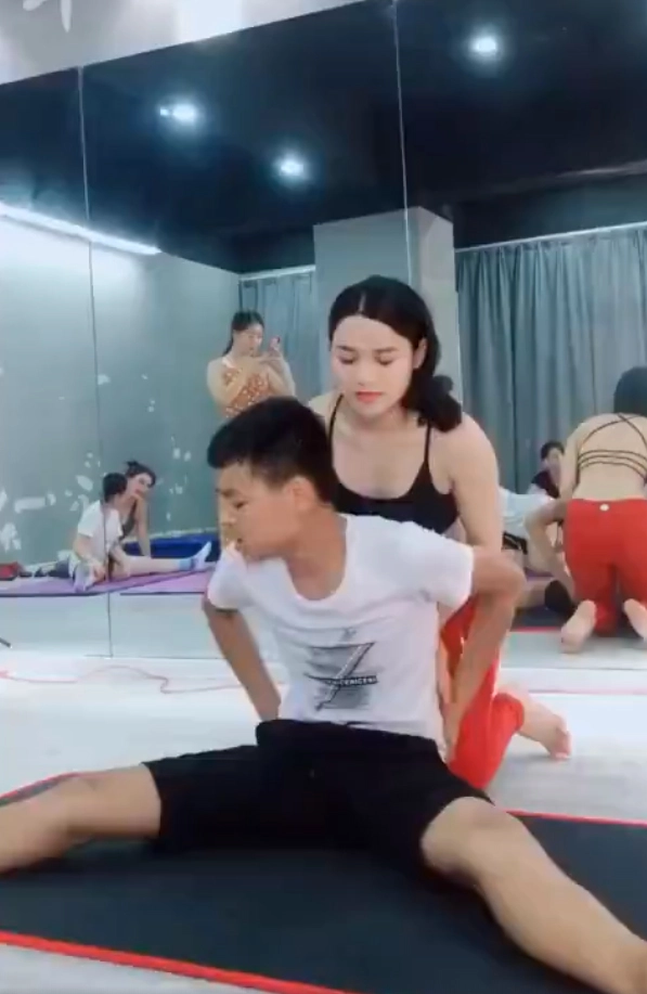 Đưa con trai đi học khi về nhà ông bố cứ nghĩ mãi về cô giáo - 2