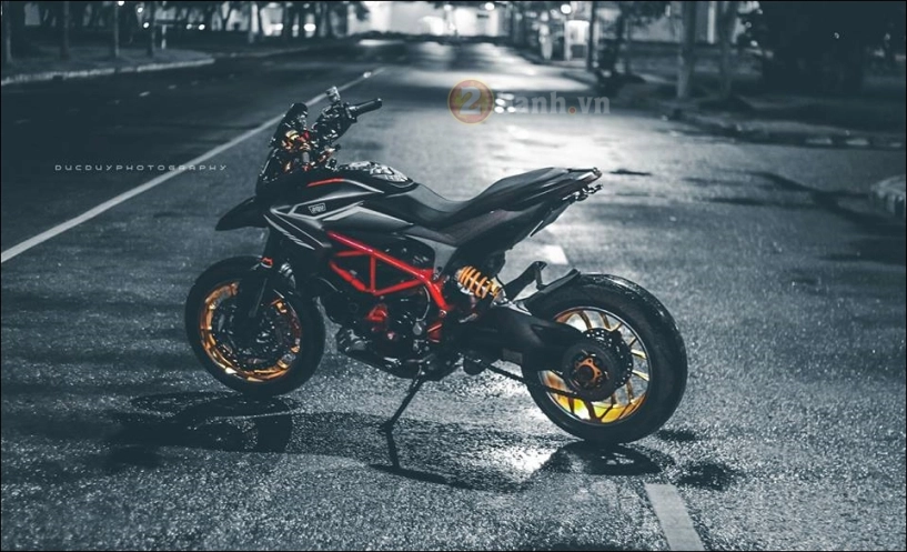 Ducati hypermotard độ cùng mẫu sexy girl lôi cuốn - 2
