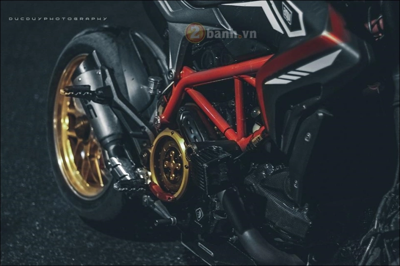 Ducati hypermotard độ cùng mẫu sexy girl lôi cuốn - 3