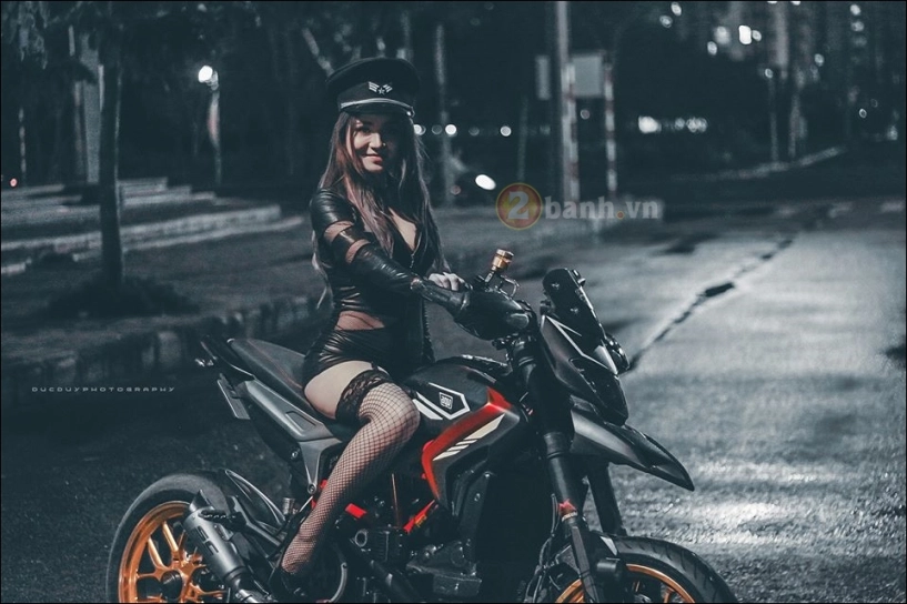 Ducati hypermotard độ cùng mẫu sexy girl lôi cuốn - 4