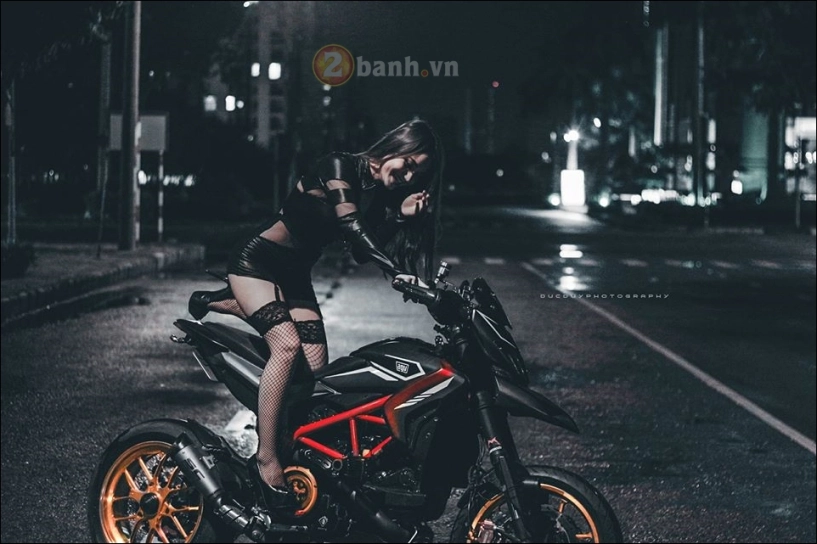 Ducati hypermotard độ cùng mẫu sexy girl lôi cuốn - 5