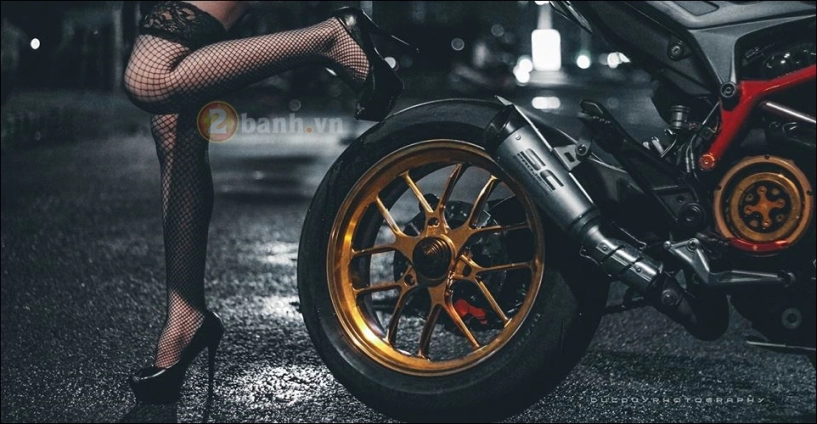 Ducati hypermotard độ cùng mẫu sexy girl lôi cuốn - 6
