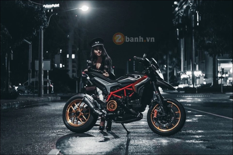 Ducati hypermotard độ cùng mẫu sexy girl lôi cuốn - 8