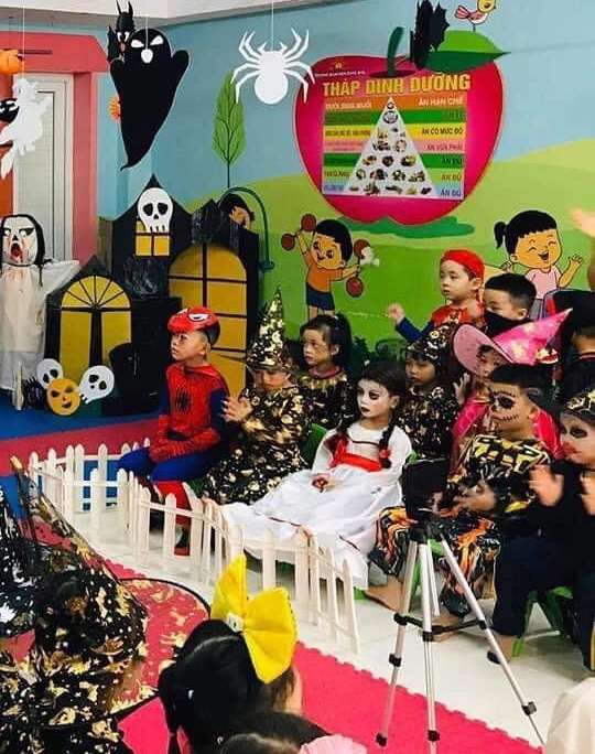 Halloween mẹ trẻ biến con thành annabelle nổi nhất lớp mẫu giáo lúc tẩy trang nhiều người giật mình - 1