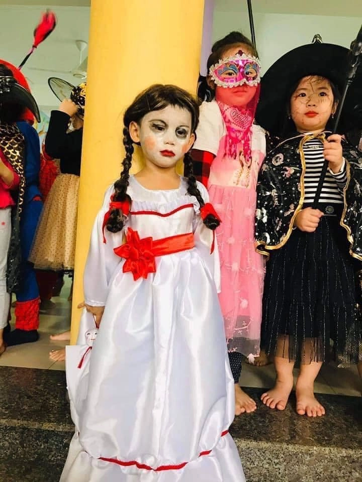 Halloween mẹ trẻ biến con thành annabelle nổi nhất lớp mẫu giáo lúc tẩy trang nhiều người giật mình - 3