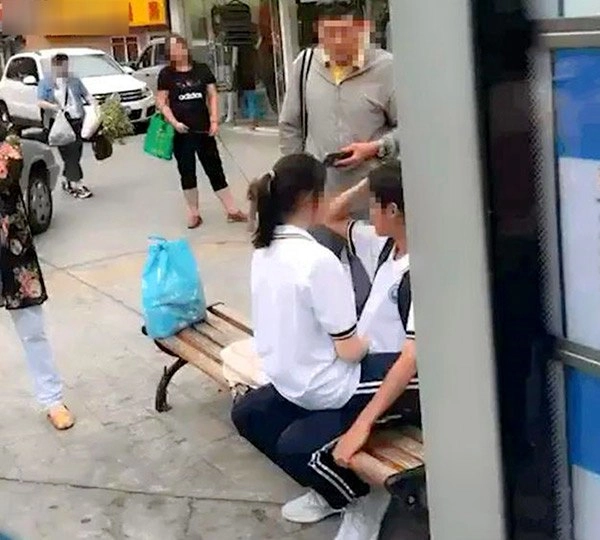 Học sinh thcs thản nhiên diễn cảnh nóng trên phố người đi đường ra tay xử cả anh lẫn chị - 1