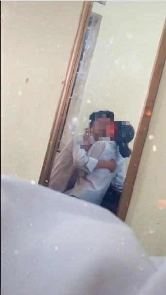 Học sinh thcs thản nhiên diễn cảnh nóng trên phố người đi đường ra tay xử cả anh lẫn chị - 4